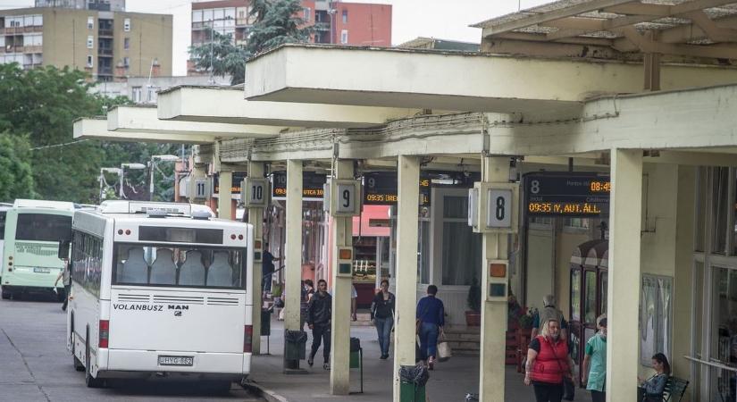 Brutális támadás a gyöngyösi buszpályaudvaron: földre rántotta és rugdosta élettársát egy férfi
