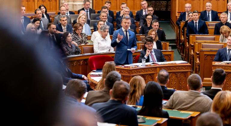 Történelmi döntésre készül a parlament hétfőn, Magyar Péter is megszólalt a miniszterelnökök hatalmának korlátozásáról
