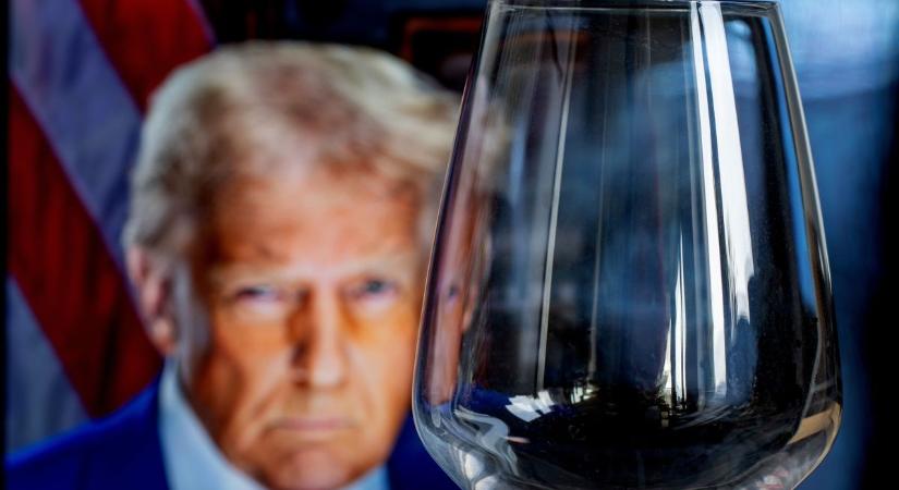 Trump hadat üzent a francia boroknak: 100 százalékos vámot lengetett be, ha Macron nem hátrál meg