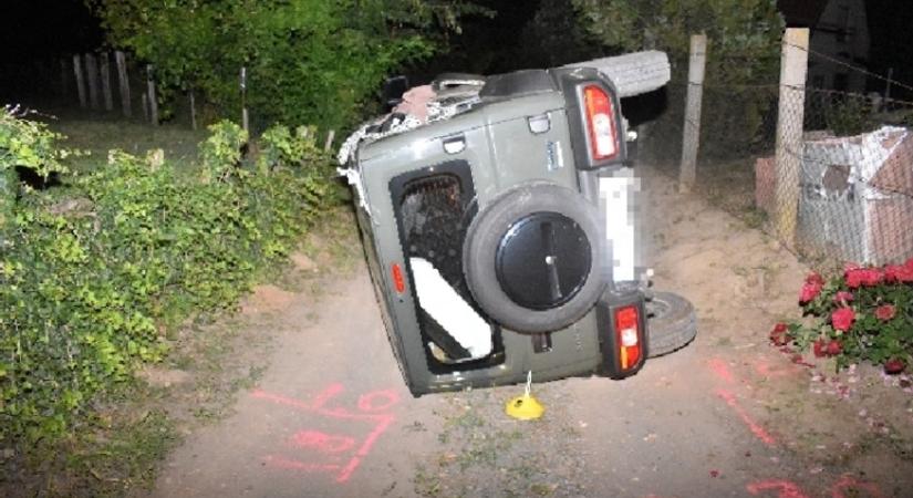 Oszlopokat döntött ki, majd felborult terepjárójával egy ittas autós