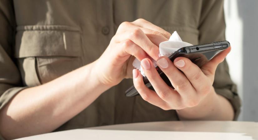 Soha ne töröld ezzel a telefonod képernyőjét! Szó szerint szétmarja a láthatatlan védőréteget