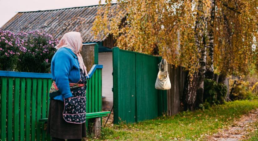 Ötmillió forintot és aranyakat akasztott szatyorban a kerítésre egy idős nő, jött is érte a csalók futárja