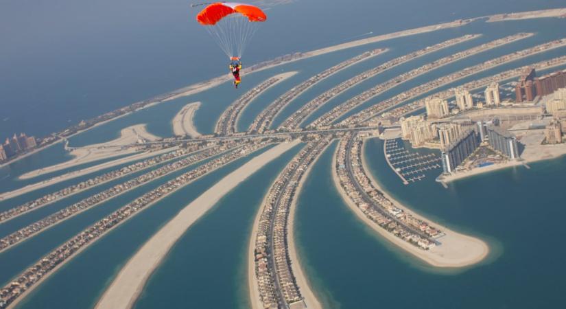 Búvárkodás cápákkal, ejtőernyőzés Dubaj felett: 10 életre szóló kalandos út a világ körül