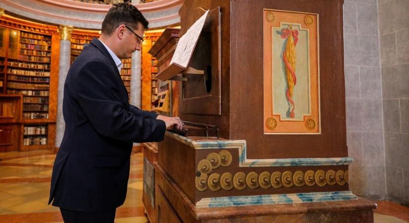 Barokk hangok töltik meg a Főapátsági Könyvtárat a Múzeumok Éjszakáján