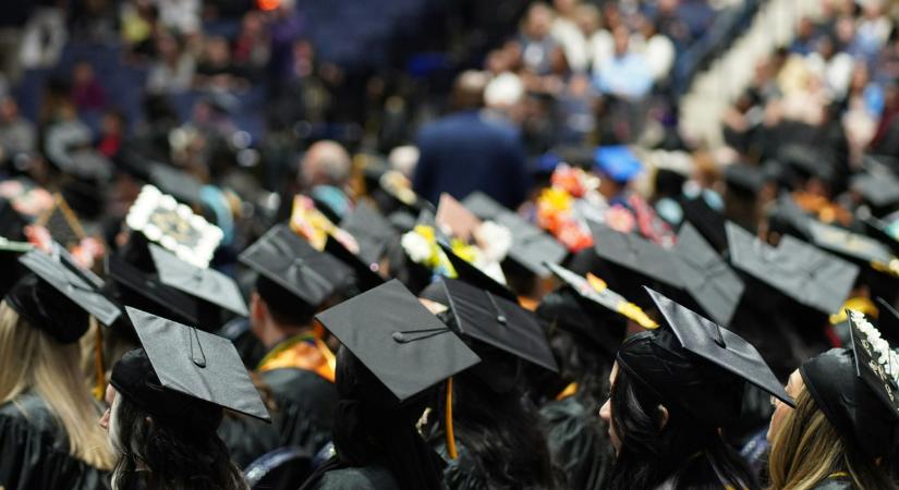 Sosem késő elkezdeni - 72 évesen tette le a diplomát egy idős asszony