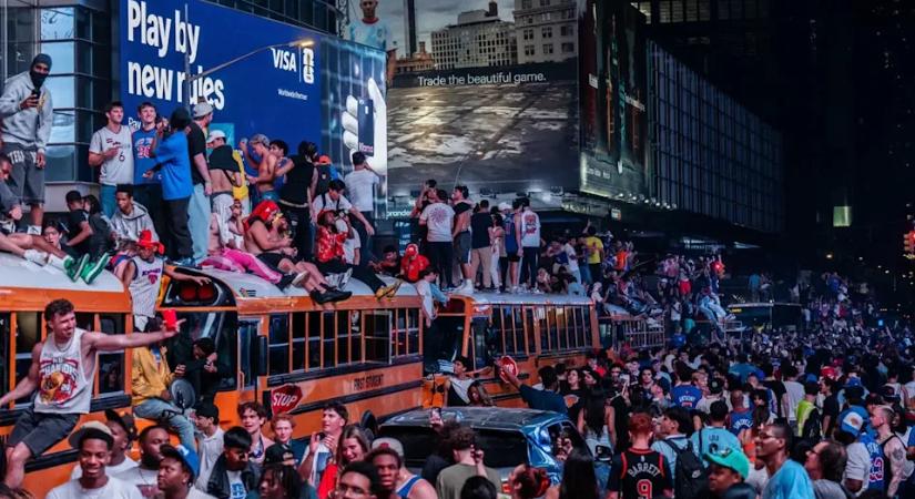 Lövöldözés volt New Yorkban az NBA-csapat bajnoki győzelmét ünneplő tömegben