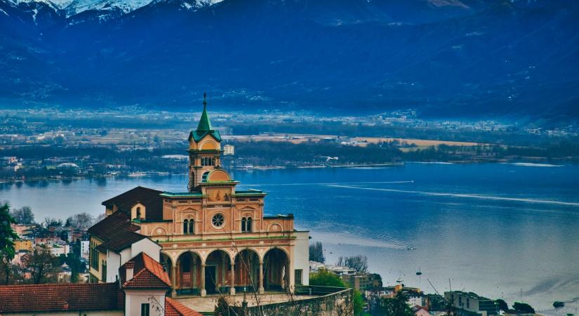 Ezzel a panorámavonattal Svájc legszebb tájait fedezhetjük fel néhány óra alatt