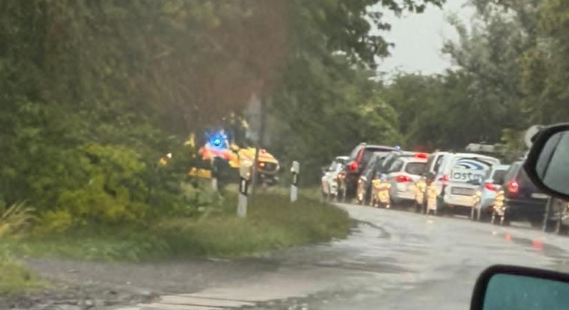 Súlyos baleset és teljes útzár a 6-oson: végtagsérülést szenvedett egy nő, kiderült, hogy kik ültek az autóban