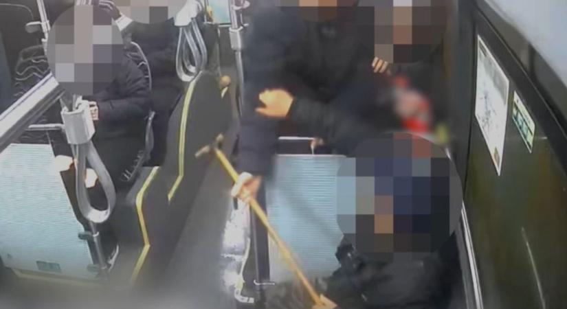 Harcos öregúr a győri buszon - Sétabotjával csapkodta meg a másik utast - videó