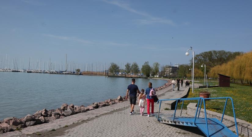 Szigorú korlátozások léptek életbe a Balatonnál: ennek sok strandoló nem fog örülni