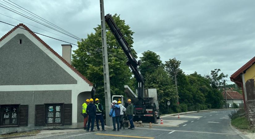 Vezessen óvatosan! Nehezen belátható kanyarban dolgoznak Felsőörsön fotók, videó