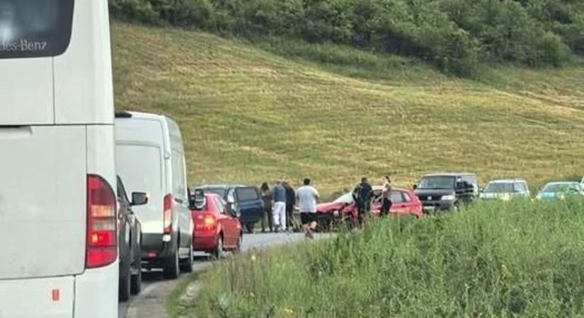 Két ember sérült a borsodi balesetben, egyiküket ki kellett vágni az autóból