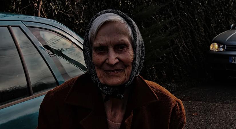 A csalók utasítására akasztotta ki a kerítésre ötmilliónyi forintját és aranyát egy 93 éves nő