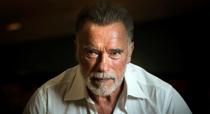 Arnold Schwarzenegger biciklivel gurult be fotózkodni a Bazilika elé