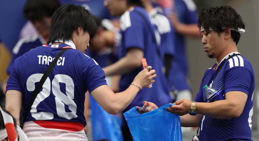 „Ilyen a kultúránk” – takarítottak a lelátón a japán szurkolók
