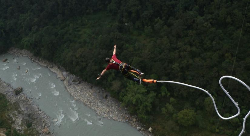 Rémálomba illő tragédia: elfelejtették hozzácsatolni a kötelet egy bungee jumpingoló nőhöz