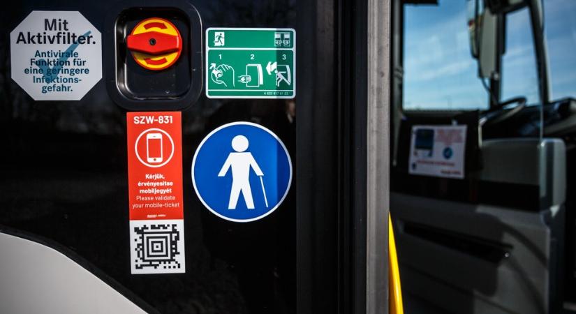 Sétabottal ütötte meg utastársát egy győri buszon egy férfi - vádat emeltek ellene
