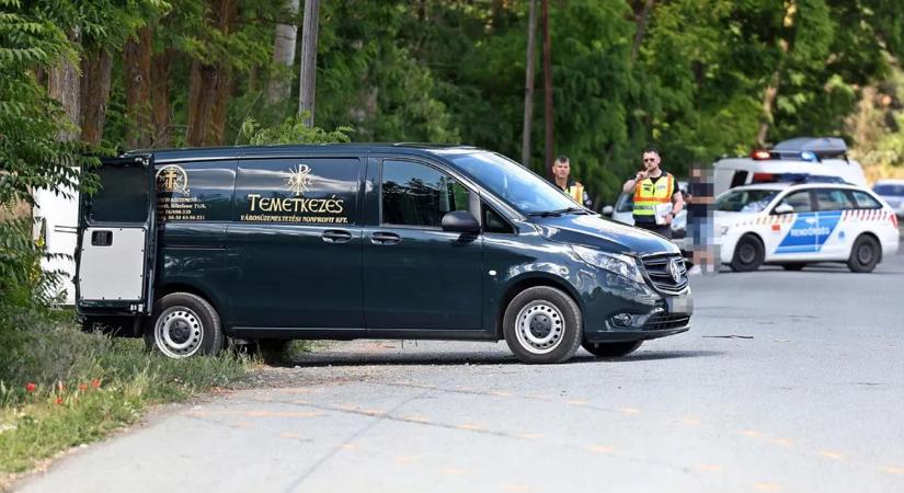 Megrázó képek a pénteki balesetről: valósággal kettéhajtotta a fa az autót