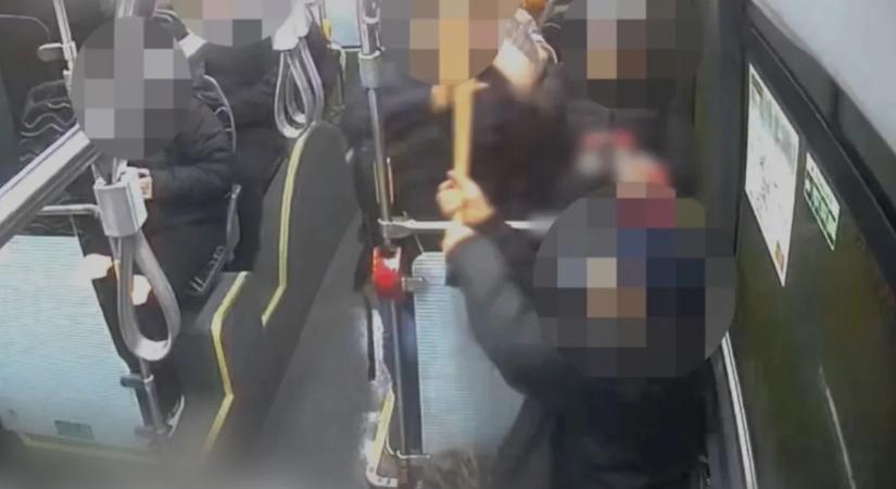 Sétabottal tombolt a győri nyugdíjas: vérfagyasztó felvételeken a buszon kitört őrület
