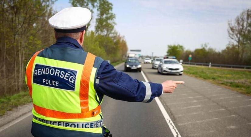 Kiderült, hogyan került az árokba egy kamion Dunaföldvárnál