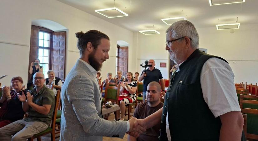 „A család nélküli gyermekek támasza” – Deák Péter kapta a 2026-os Jó ember-díjat