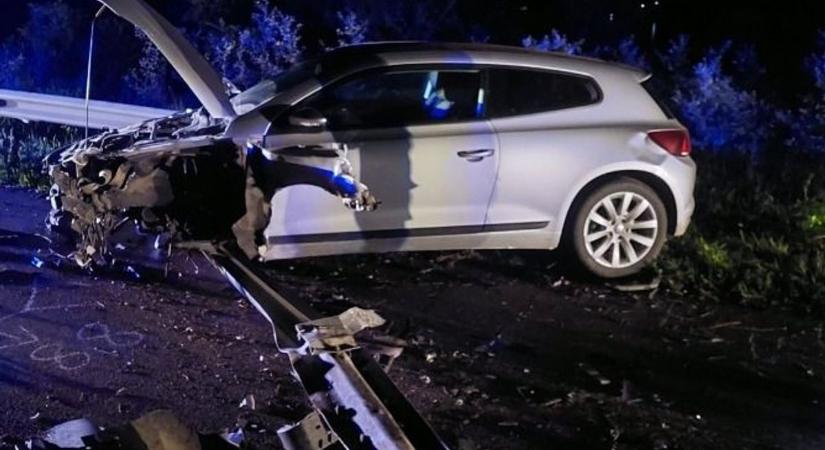Helyszíni fotók: autó ütközött szalagkorlátnak