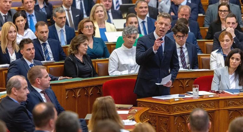 Magyar Péter újra hergel az Országgyűlésben, terítéken a lex Orbán – kövesse nálunk élőben!