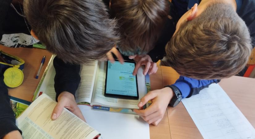 180 tablettel és érzelmi edukációt célzó mesével támogatja idén az iskolákat SIÓ
