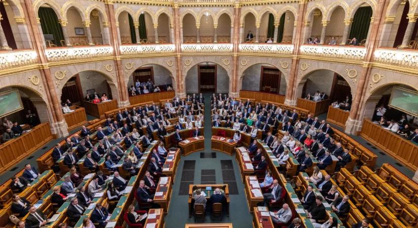 Orbán Viktor jövőjéről is szavaz ma a parlament