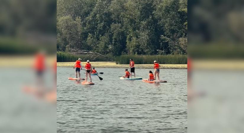 Év közben a sikerben, a szezon végén a Tisza-tóban lubickolt a Szigligeti színház társulata