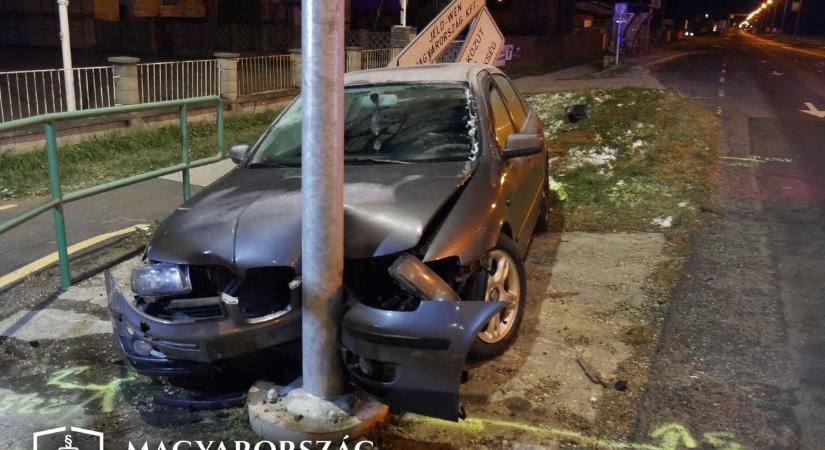 Ittasan és bedrogozva vezetett – egy lámpaoszlopon akadt fenn, nem jutott el Rédicsig (helyszíni fotókkal)