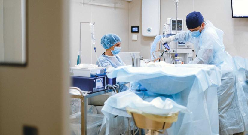 Szakszervezet: az egészségügyi dolgozók több mint 60 százaléka elhagyná az állami rendszert az új bértörvény miatt