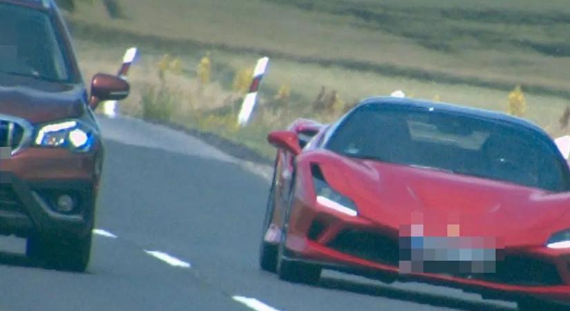 Ferrarival kerültek ki egy Suzukit a 77-es úton, százezerre büntették a sofőrt – fotó