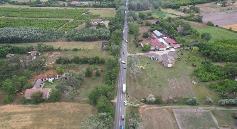 Súlyos motorosbaleset történt Szatymaz térségében, mentőhelikopter is érkezett a helyszínre