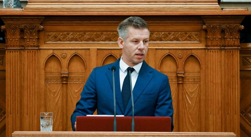Magyar Péter titkos dokumentumokra hivatkozva támadta a Fideszt a parlamentben: „Egy dolog miatt nem tudták önök végül megnyitni ezt a migránstábort”