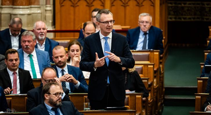 Rétvári Bence: A mi kormányunk nem migránstábort épített, hanem déli határkerítést