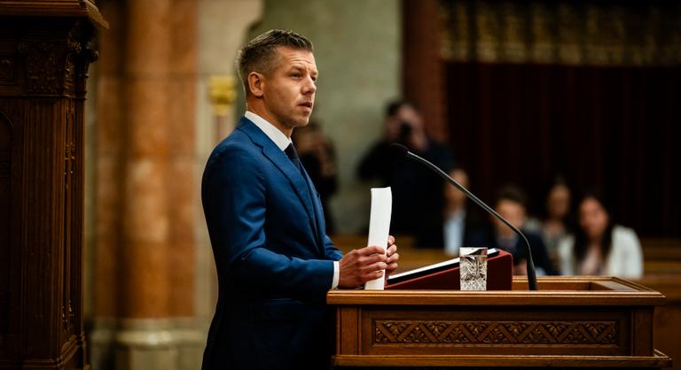 Magyar Péter eddig titkos dokumentum alapján azt állítja, hogy az Orbán-kormány átvette volna a migrációs paktum szabályait - Az Országgyűlés ülése