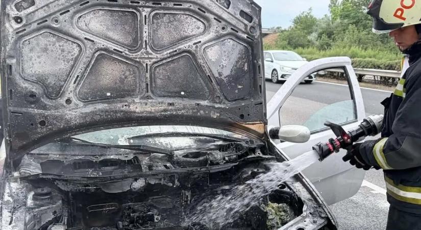 Szörnyű látvány fogadta a tűzoltókat: lángtengerben állt egy autó az M7-esen – fotók