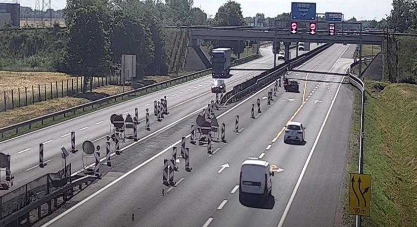 Sztrádán előzött a motoros, óriási esés lett belőle - videó