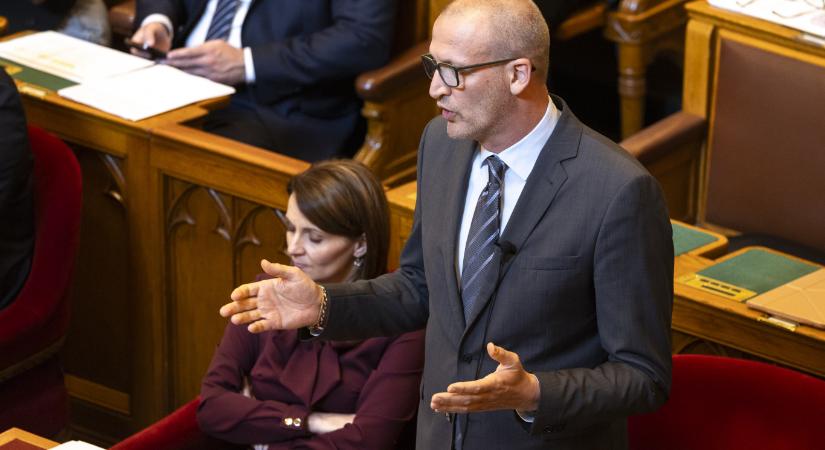 Tarr Zoltán visszavon közel 400 millió forintnyi NKA-támogatást, amit Hankó Balázs a választás előtt osztott ki