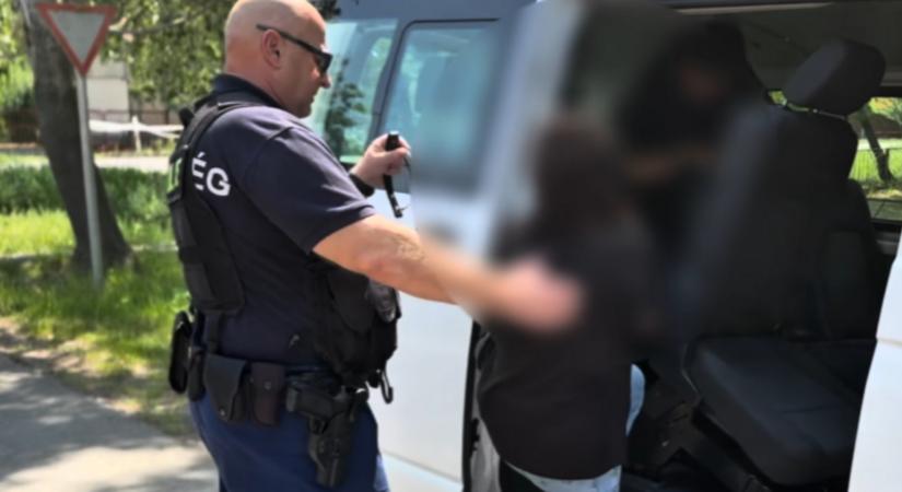 Két pedagógus bukott le ugyanabban az intézményben kiskorúak molesztálása miatt, bilincsben vitték el őket