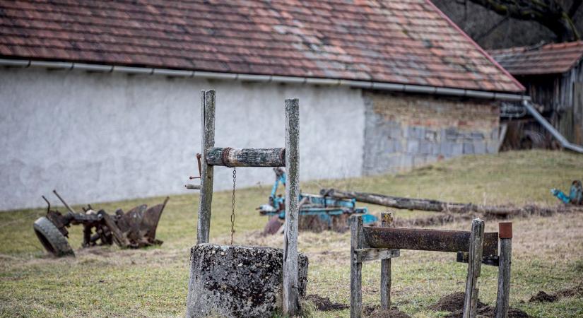 Kútba esett, és azonnal meghalt a nő a balatoni településen