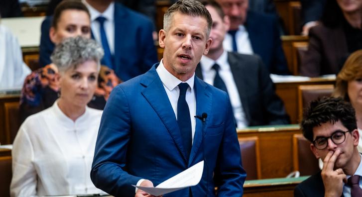 Magyar Péter Gulyás Gergelynek: Feláll és belehazudik a magyar emberek szemébe