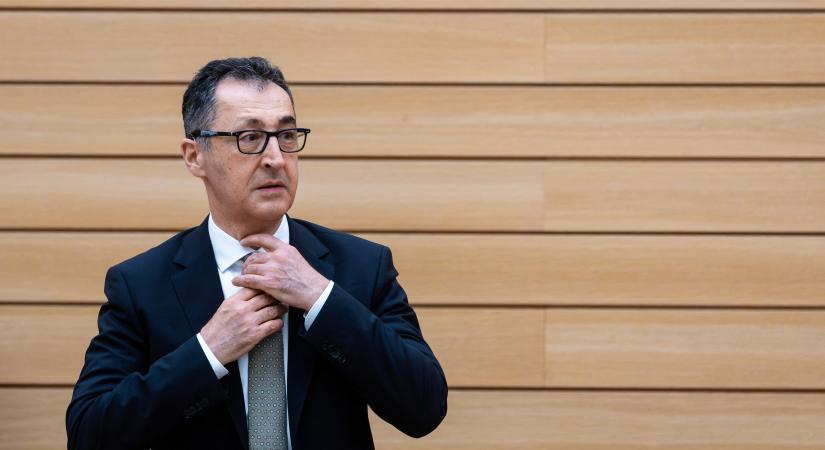 A törzsutas pontok privát felhasználásába majdnem belebukott a török származású német tartományi miniszterelnök