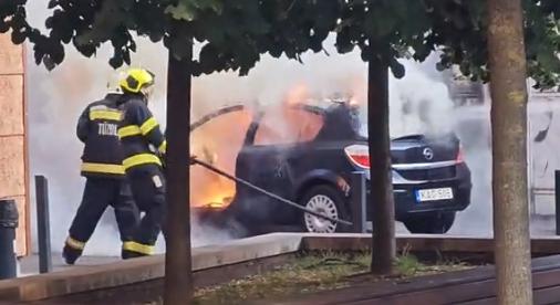 Durva képsorokon, ahogy lángol egy autó az egri Katona téri parkolóház bejáratánál - VIDEÓ