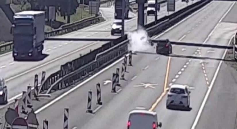 Autópályás terelésnél próbált előzni a motoros, csúnya baleset lett belőle – videó
