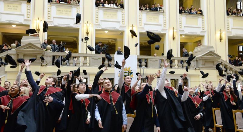 Kezdődnek a diplomaosztók a Debreceni Egyetemen – itt a menetrend