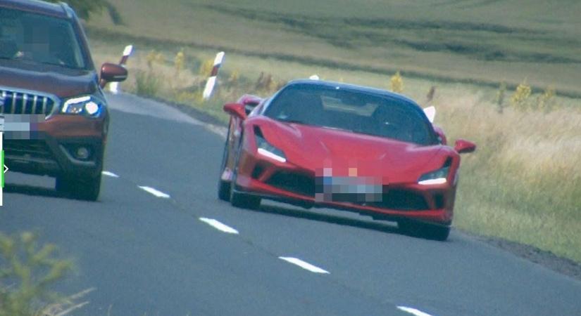 Méregdrága Ferrarit fotózott a traffipax, csúnyán benézte az előzést a sofőr