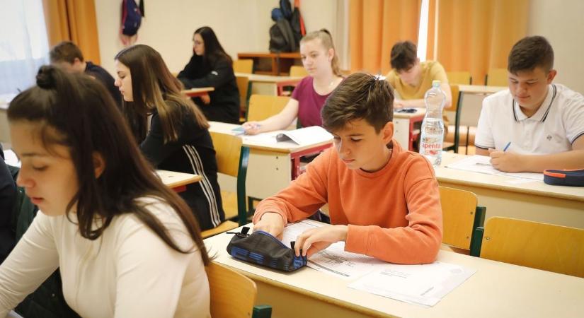 Naptárakat elő, itt a hivatalos közlemény: ekkor lesznek a szünetek a következő tanévben!