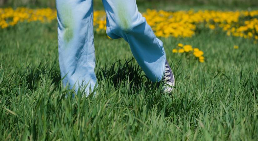 Fűfoltos lett a gyerek ruhája? Három módszer, amivel újra tiszta lehet
